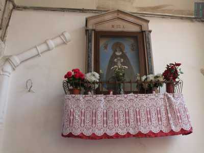 La Madonna addolorata di Piazza Odegitria, al riparo dell'arco della Neve, risalente al XIX secolo